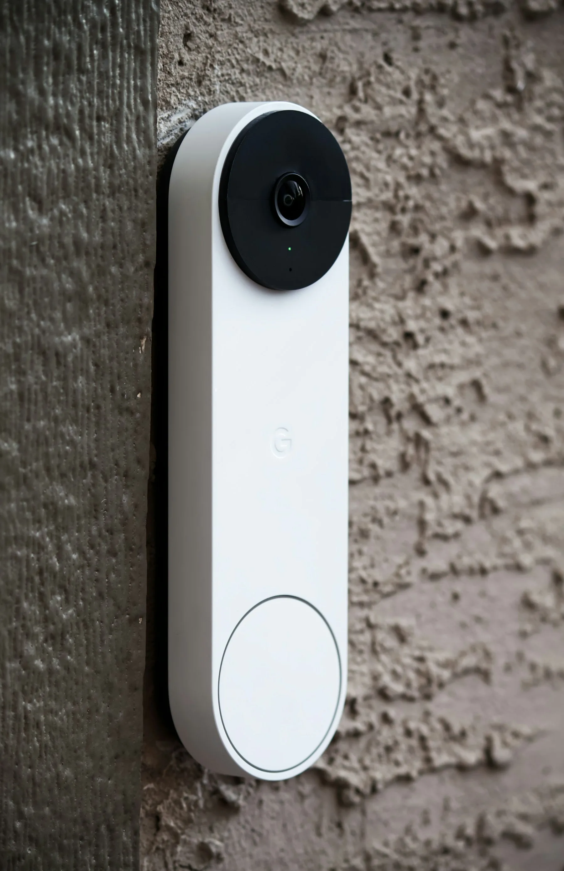 Videocitofono con telecamera installato su una parete esterna