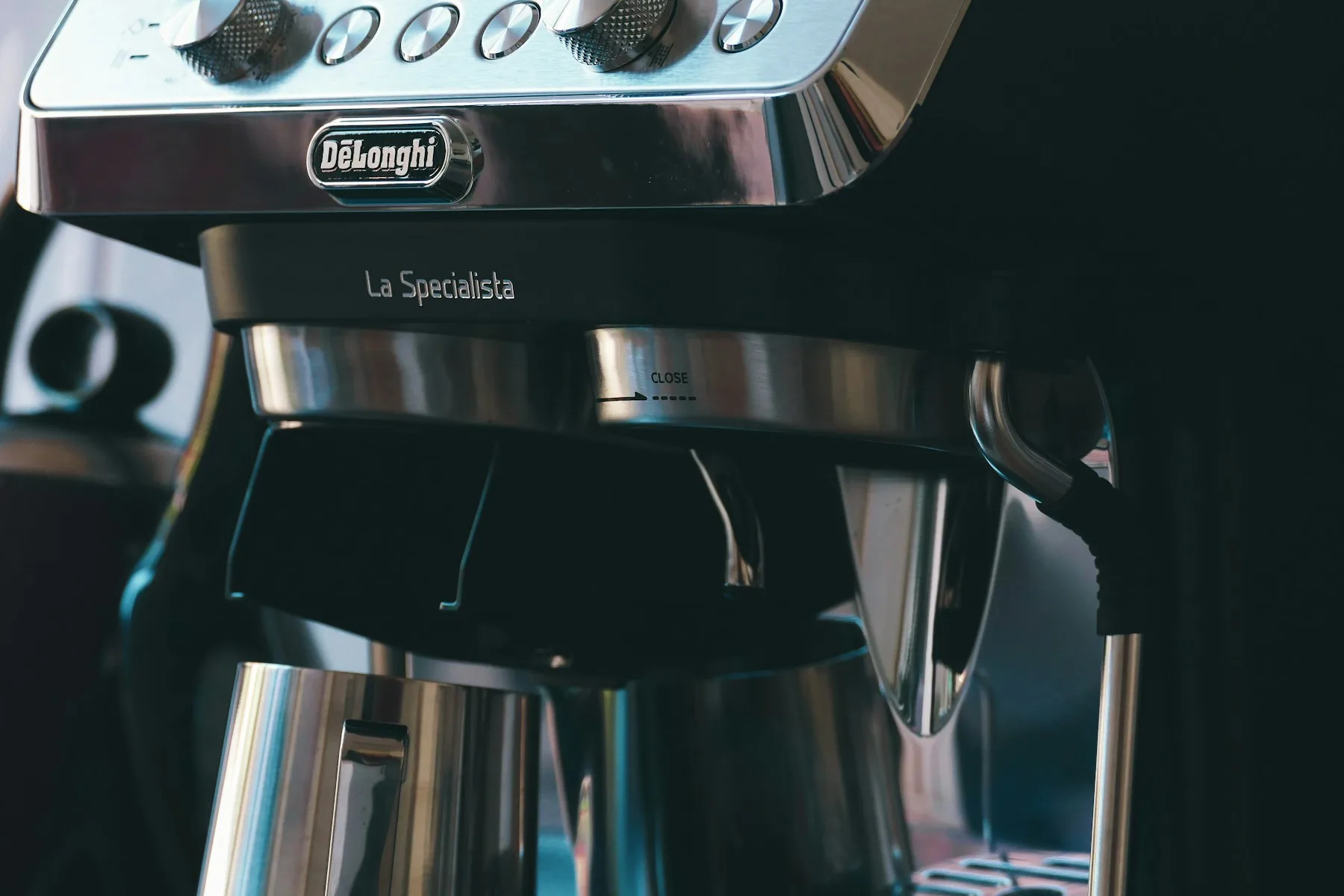 Dettaglio di una macchina da caffè espresso domestica